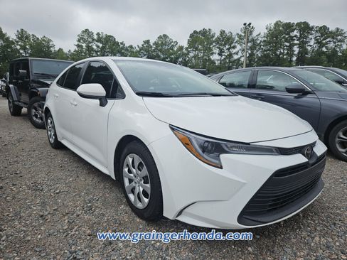 Used 2024 Toyota Corolla LE FWD image 4