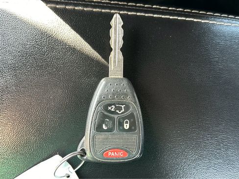 Used 2013 Dodge Avenger SE image 25