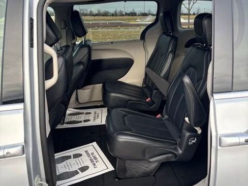 Used 2024 Chrysler Pacifica Touring-L FWD image 20