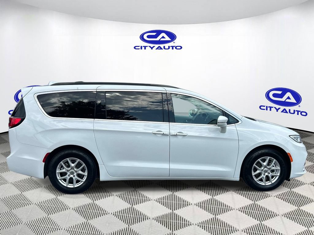 Used 2022 Chrysler Pacifica Touring-L FWD image 2