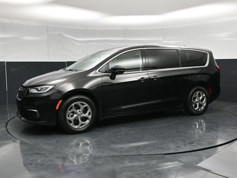 Certified 2024 Chrysler Pacifica Limited FWD image 9