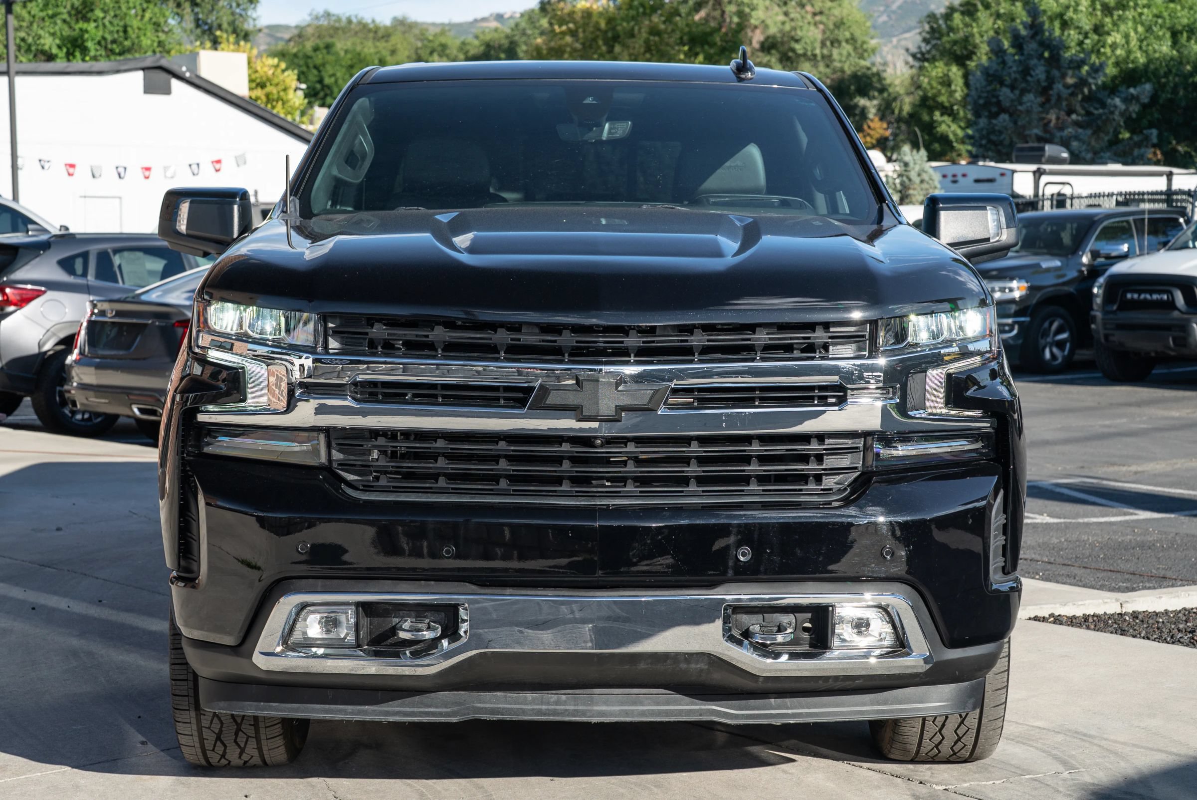 Used 2020 Chevrolet Silverado 1500 High Country w/ Technology Package AWD/4WD image 2