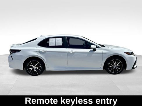 Used 2023 Toyota Camry SE image 4