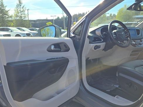 Used 2020 Chrysler Pacifica Touring-L image 20
