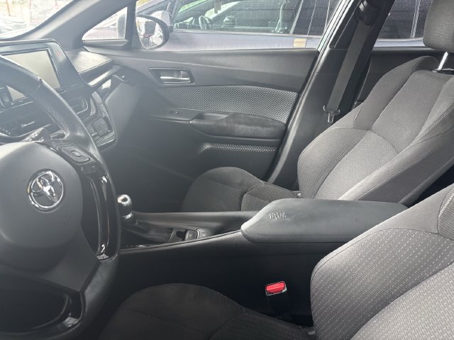 Used 2018 Toyota C-HR XLE FWD image 14