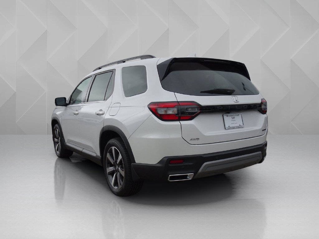 Used 2023 Honda Pilot Touring image 3