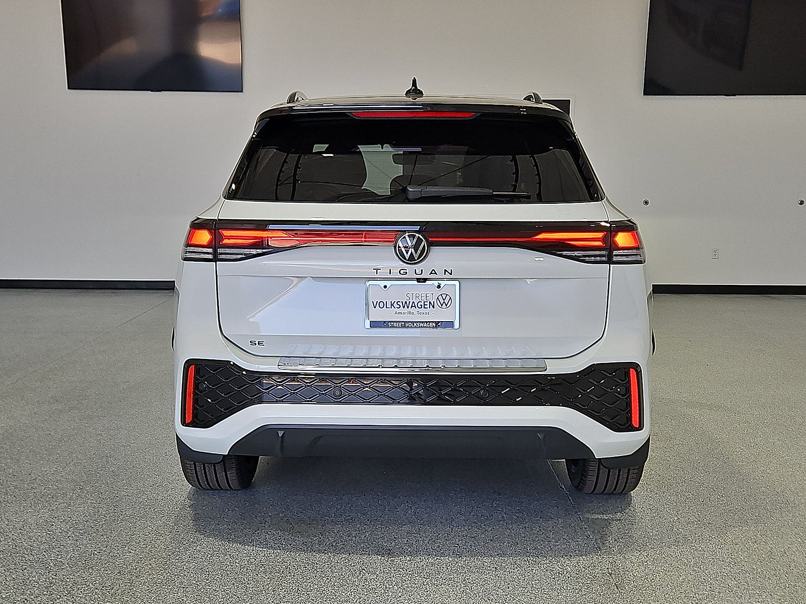 New 2026 Volkswagen Tiguan SE R-Line FWD image 8