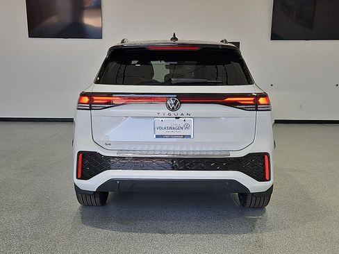 New 2026 Volkswagen Tiguan SE R-Line FWD image 8