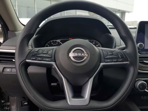 Used 2025 Nissan Altima 2.5 SV image 18