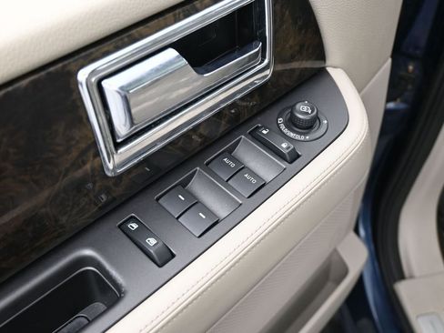 Used 2016 Lincoln Navigator Select image 19