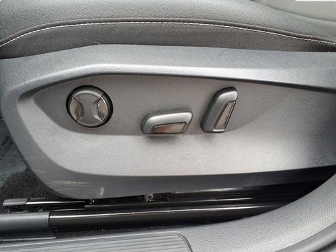 Certified 2025 Volkswagen Taos SE image 19