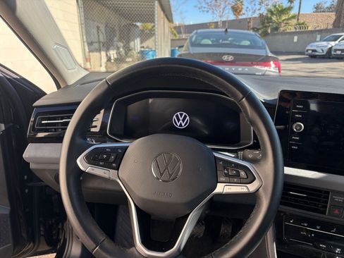 Used 2025 Volkswagen Jetta SE image 34