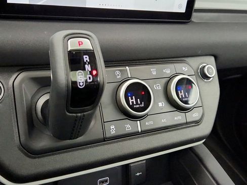 Used 2023 Land Rover Defender 90 SE image 17