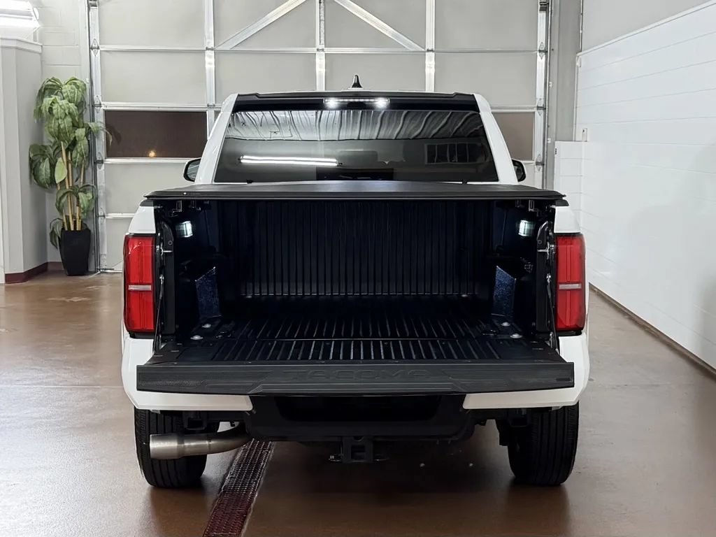 Used 2025 Toyota Tacoma SR5 AWD/4WD image 5