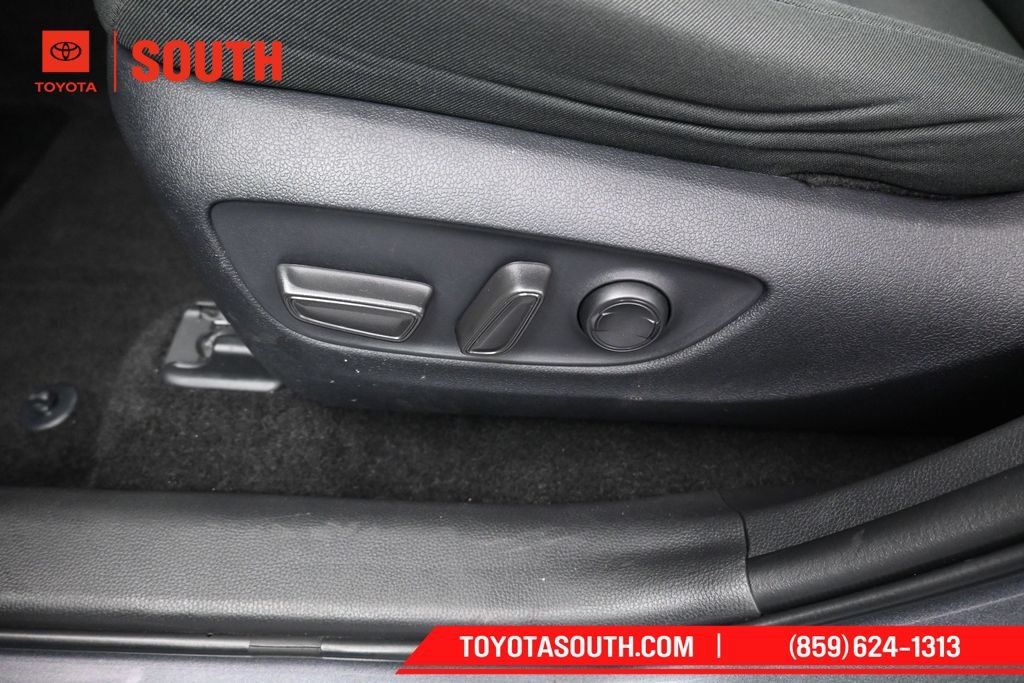 Used 2025 Toyota RAV4 XLE AWD/4WD image 22