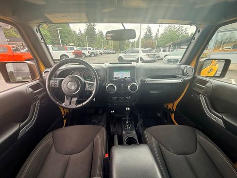 Used 2015 Jeep Wrangler Unlimited Sahara w/ Connectivity Group AWD/4WD image 14