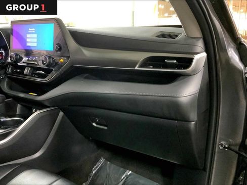 Used 2023 Toyota Highlander XLE image 19