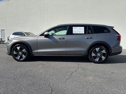 Used 2020 Volvo V60 T5 Cross Country image 4