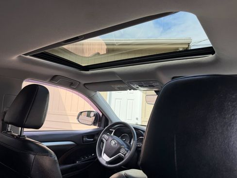 Used 2019 Toyota Highlander XLE AWD/4WD image 7