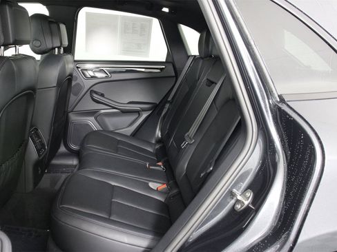 Certified 2025 Porsche Macan image 33