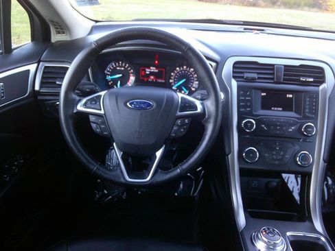 Used 2017 Ford Fusion SE w/ Equipment Group 201A FWD image 9