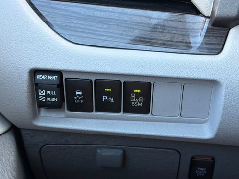 Used 2016 Toyota Sienna XLE w/ XLE Navigation Package FWD image 42