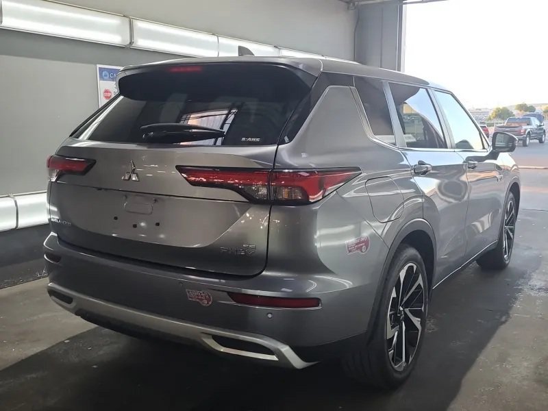 Used 2024 Mitsubishi Outlander 4WD Plug-In Hybrid image 3
