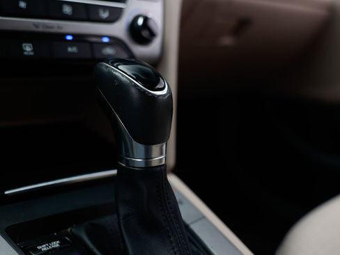 Used 2017 Hyundai Elantra SE w/ SE A/T Tech Package 03 image 39