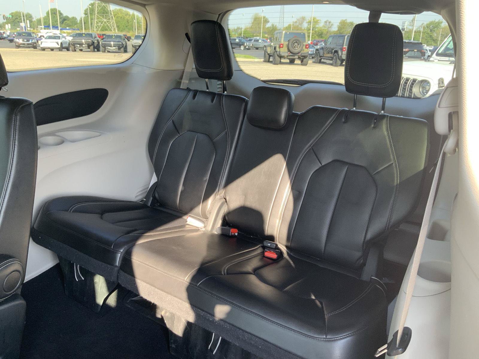 Used 2024 Chrysler Pacifica Touring-L FWD image 49