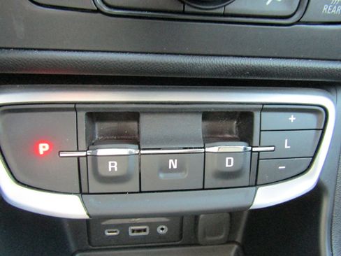 Used 2024 GMC Terrain SLT image 31