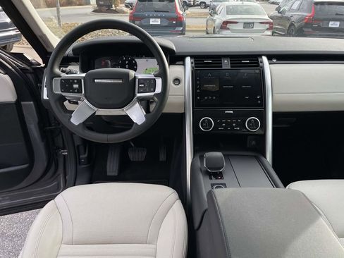 Used 2025 Land Rover Discovery S image 5