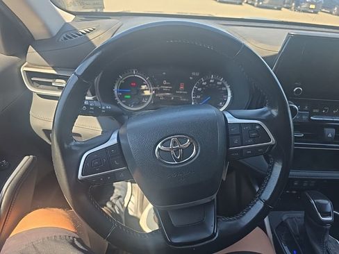 Used 2023 Toyota Highlander LE AWD/4WD image 12