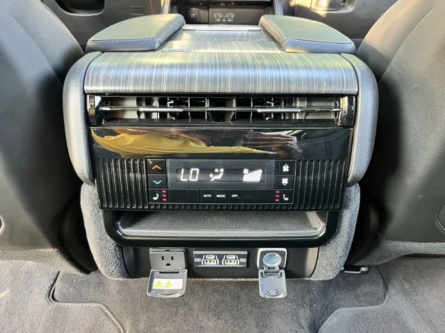 Used 2023 Jeep Wagoneer Series III w/ Premium Group I AWD/4WD image 24