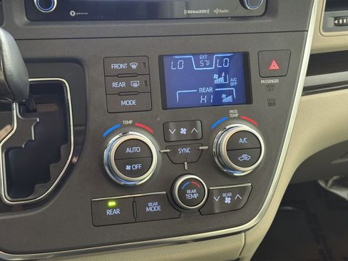 Used 2018 Toyota Sienna XLE image 21