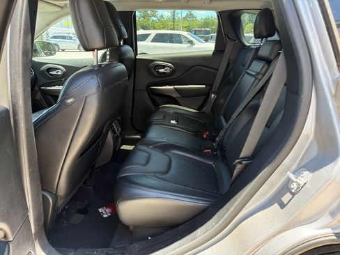 Used 2019 Jeep Cherokee Limited FWD image 8