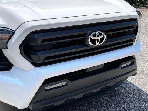 Used 2025 Toyota Tacoma SR5 AWD/4WD image 32