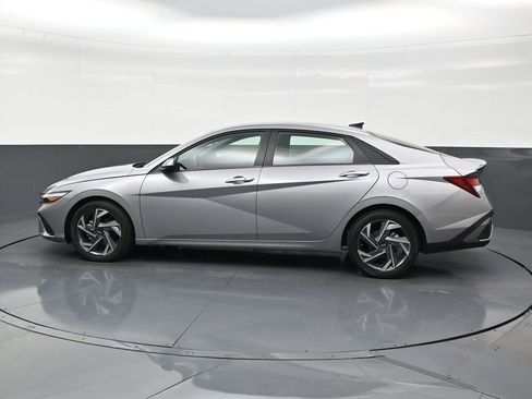 Used 2025 Hyundai Elantra Sport image 2