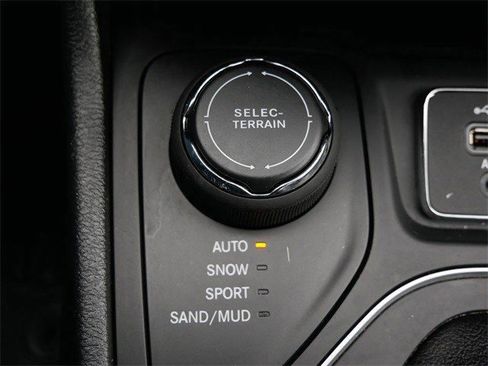 Used 2020 Jeep Cherokee High Altitude image 24