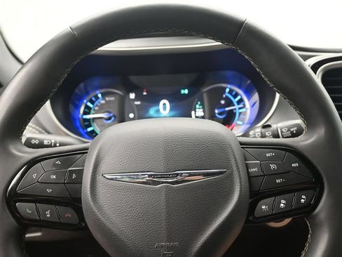 Used 2024 Chrysler Pacifica Limited FWD image 12