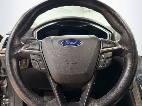 Used 2017 Ford Fusion SE w/ Fusion SE Technology Package FWD image 11