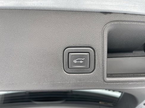 Used 2023 GMC Terrain SLT image 34