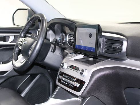 Used 2023 Ford Explorer XLT w/ Equipment Group 202A AWD/4WD image 31