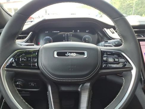 Used 2023 Jeep Grand Cherokee L Overland w/ Luxury Tech Group IV AWD/4WD image 22