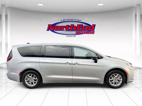 Used 2024 Chrysler Pacifica Touring-L image 8