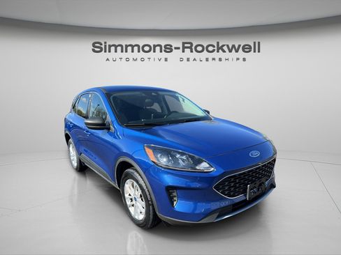 Used 2022 Ford Escape SE w/ Cold Weather Package AWD/4WD image 3
