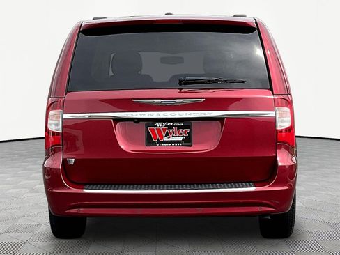 Used 2013 Chrysler Town & Country Touring-L w/ Premium Group FWD image 5