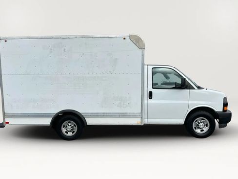 Used 2018 Chevrolet Express 3500 w/ Driver Convenience Package RWD image 2