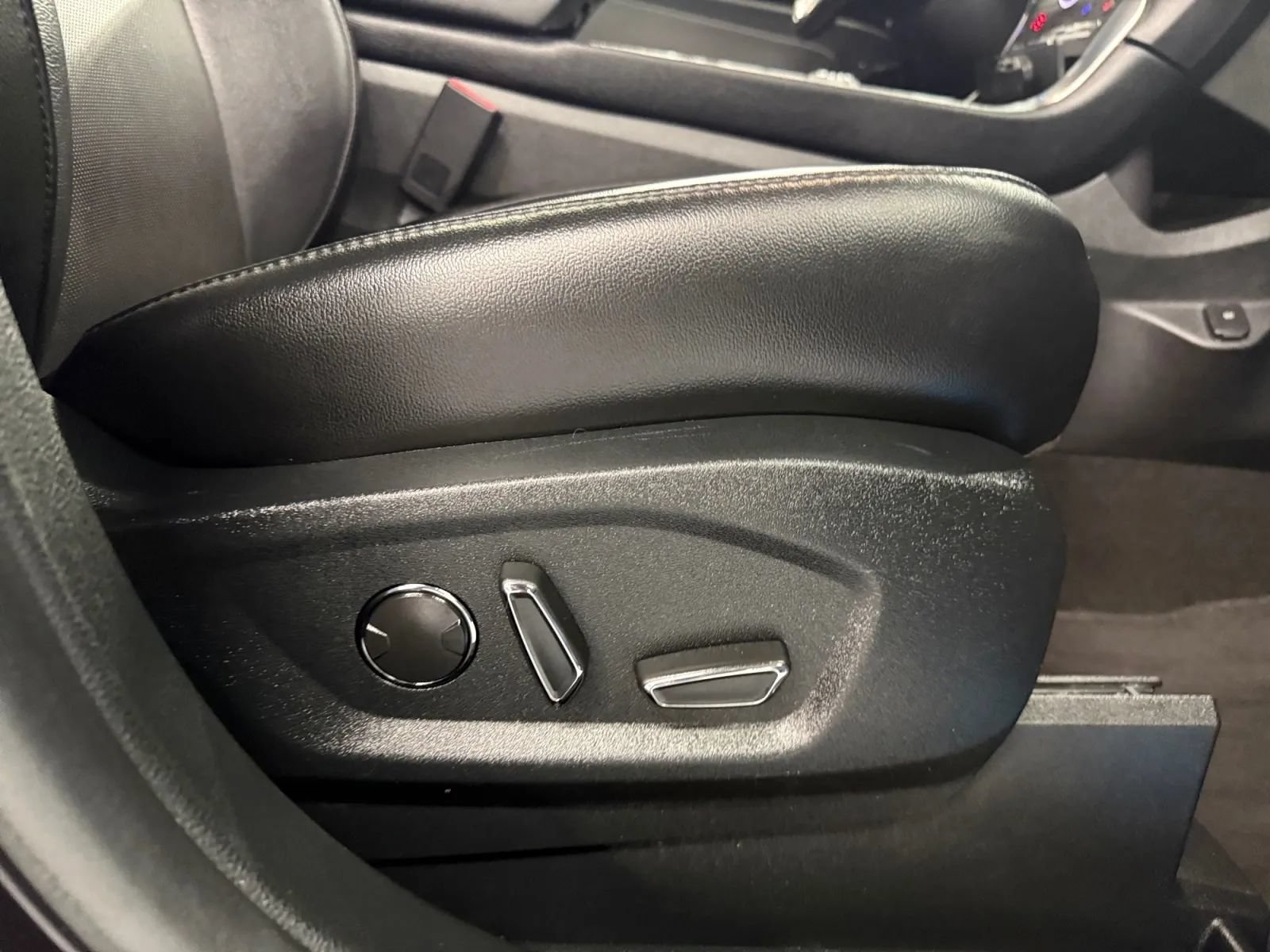 Used 2019 Ford Edge Titanium w/ Equipment Group 301A AWD/4WD image 35