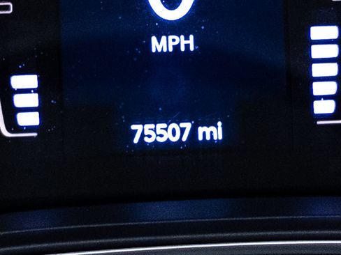 Used 2019 Jeep Cherokee Latitude Plus FWD image 32