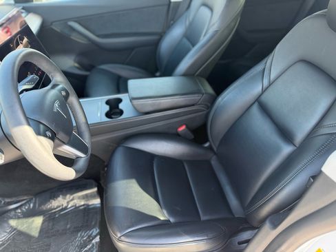 Used 2022 Tesla Model Y Long Range image 8